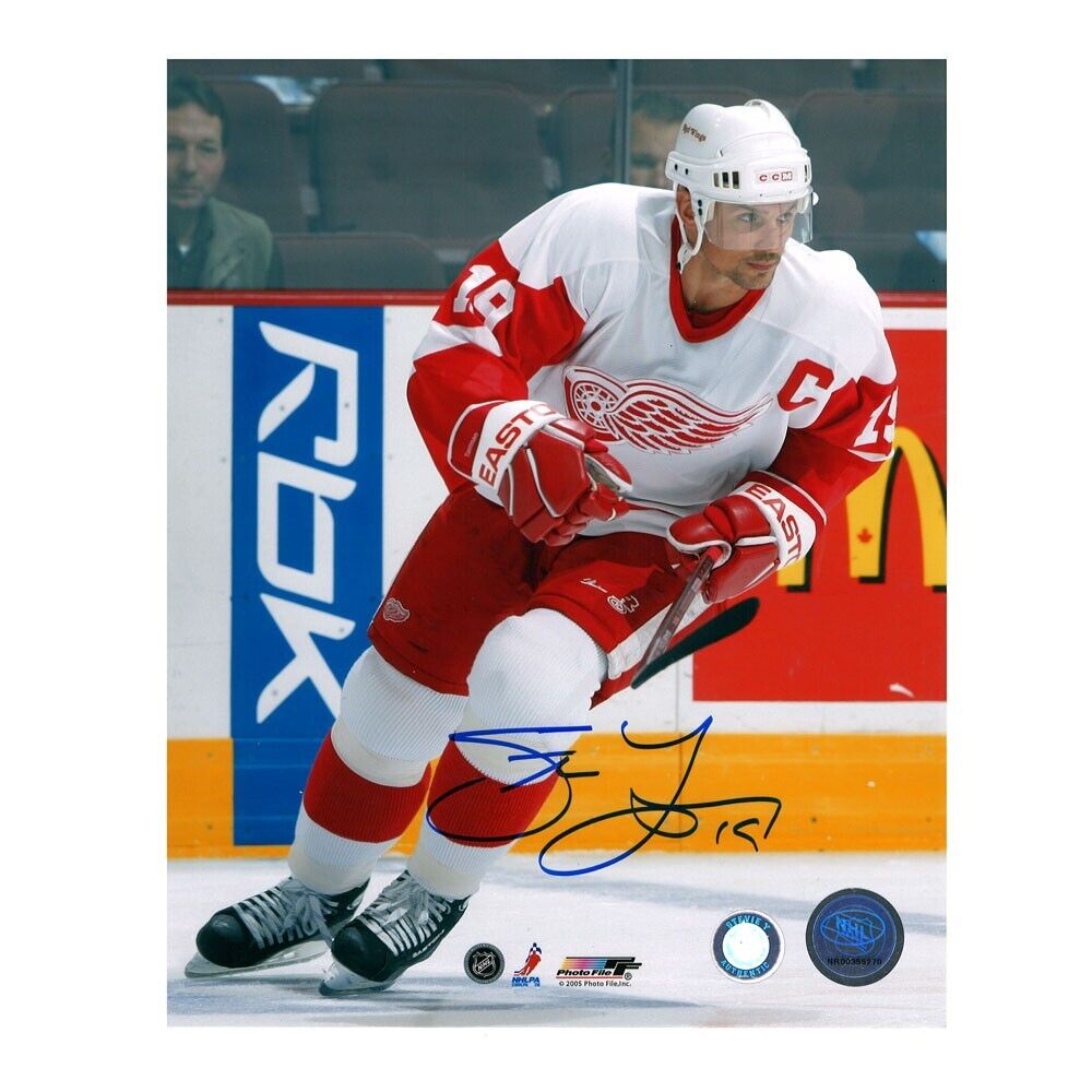STEVE YZERMAN Signed Detroit Red Wings 8x10 Photo – 70688