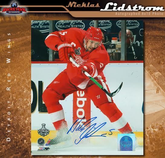 NICKLAS LIDSTROM Signed Detroit Red Wings 8x10 Photo - 70148