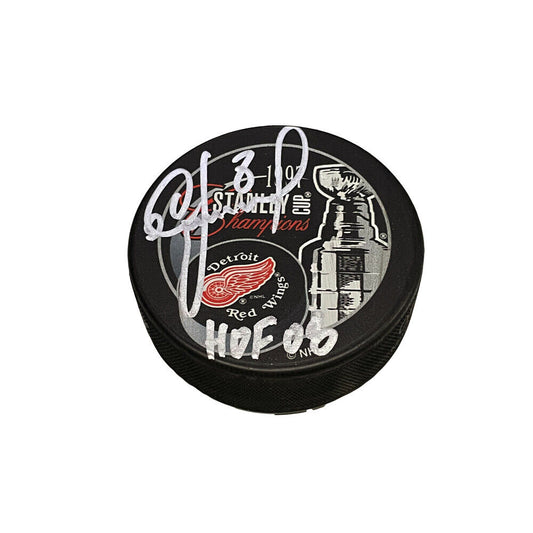 IGOR LARIONOV Signed Detroit Red Wings 1997 Stanley Cup Champions Puck - HOF 08