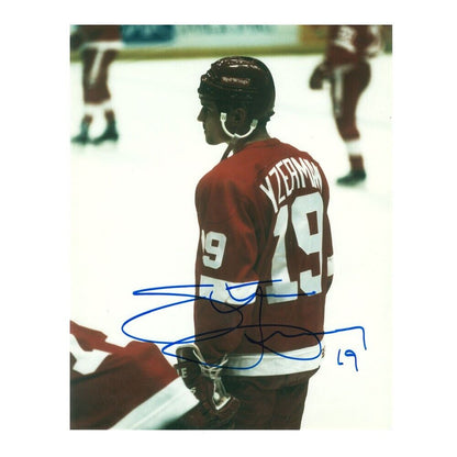 STEVE YZERMAN Signed Detroit Red Wings 8x10 Photo – 70687
